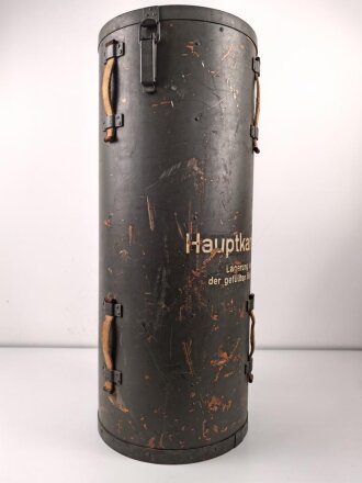 Transportbehälter "Hauptkart. Bruno N " Eisenbahngeschütz der Wehrmacht. Behälter aus Presspappe, original lackiert, Durchmesser 38cm, Höhe 92cm. Ungereinigt, Deckel schwer gängig