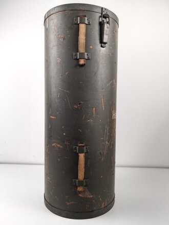 Transportbehälter "Hauptkart. Bruno N " Eisenbahngeschütz der Wehrmacht. Behälter aus Presspappe, original lackiert, Durchmesser 38cm, Höhe 92cm. Ungereinigt, Deckel schwer gängig