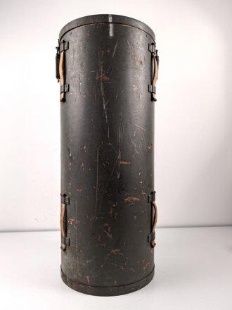 Transportbehälter "Hauptkart. Bruno N " Eisenbahngeschütz der Wehrmacht. Behälter aus Presspappe, original lackiert, Durchmesser 38cm, Höhe 92cm. Ungereinigt, Deckel schwer gängig