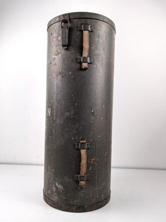 Transportbehälter "Hauptkart. Bruno N " Eisenbahngeschütz der Wehrmacht. Behälter aus Presspappe, original lackiert, Durchmesser 38cm, Höhe 92cm. Ungereinigt, Deckel schwer gängig