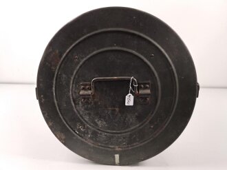 Transportbehälter "Hauptkart. Bruno N " Eisenbahngeschütz der Wehrmacht. Behälter aus Presspappe, original lackiert, Durchmesser 38cm, Höhe 92cm. Ungereinigt, Deckel schwer gängig