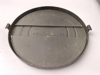 Transportbehälter "Hauptkart. Bruno N " Eisenbahngeschütz der Wehrmacht. Behälter aus Presspappe, original lackiert, Durchmesser 38cm, Höhe 92cm. Ungereinigt, Deckel schwer gängig