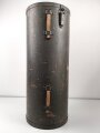 Transportbehälter "Hauptkart. Bruno N " Eisenbahngeschütz der Wehrmacht. Behälter aus Presspappe, original lackiert, Durchmesser 38cm, Höhe 92cm. Ungereinigt, Deckel schwer gängig