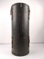 Transportbehälter "Hauptkart. Bruno N " Eisenbahngeschütz der Wehrmacht. Behälter aus Presspappe, original lackiert, Durchmesser 38cm, Höhe 92cm. Ungereinigt, Deckel schwer gängig