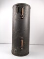 Transportbehälter "Hauptkart. Bruno N " Eisenbahngeschütz der Wehrmacht. Behälter aus Presspappe, original lackiert, Durchmesser 38cm, Höhe 92cm. Ungereinigt, Deckel schwer gängig