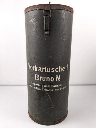 Transportbehälter für "Vorkartusche 2 Bruno N" Eisenbahngeschütz der Wehrmacht. Der Behälter aus Preßpappe im Originallack, Durchmesser 35cm, Höhe 84cm