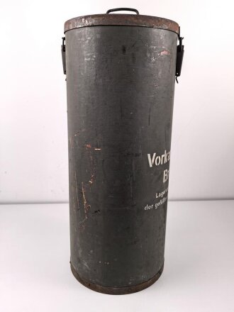 Transportbehälter für "Vorkartusche 2 Bruno N" Eisenbahngeschütz der Wehrmacht. Der Behälter aus Preßpappe im Originallack, Durchmesser 35cm, Höhe 84cm