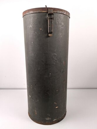 Transportbehälter für "Vorkartusche 2 Bruno N" Eisenbahngeschütz der Wehrmacht. Der Behälter aus Preßpappe im Originallack, Durchmesser 35cm, Höhe 84cm