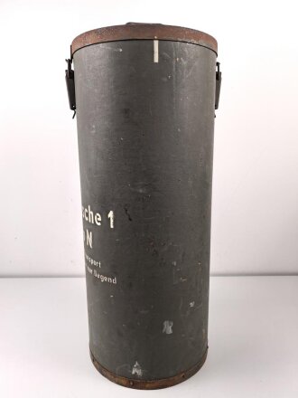 Transportbehälter für "Vorkartusche 2 Bruno N" Eisenbahngeschütz der Wehrmacht. Der Behälter aus Preßpappe im Originallack, Durchmesser 35cm, Höhe 84cm