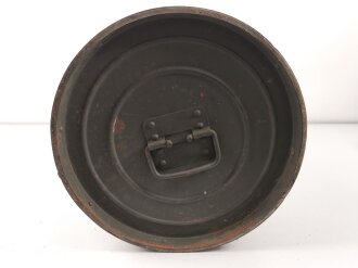 Transportbehälter für "Vorkartusche 2 Bruno N" Eisenbahngeschütz der Wehrmacht. Der Behälter aus Preßpappe im Originallack, Durchmesser 35cm, Höhe 84cm