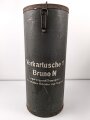 Transportbehälter für "Vorkartusche 2 Bruno N" Eisenbahngeschütz der Wehrmacht. Der Behälter aus Preßpappe im Originallack, Durchmesser 35cm, Höhe 84cm