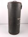 Transportbehälter für "Vorkartusche 2 Bruno N" Eisenbahngeschütz der Wehrmacht. Der Behälter aus Preßpappe im Originallack, Durchmesser 35cm, Höhe 84cm