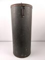 Transportbehälter für "Vorkartusche 2 Bruno N" Eisenbahngeschütz der Wehrmacht. Der Behälter aus Preßpappe im Originallack, Durchmesser 35cm, Höhe 84cm