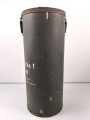 Transportbehälter für "Vorkartusche 2 Bruno N" Eisenbahngeschütz der Wehrmacht. Der Behälter aus Preßpappe im Originallack, Durchmesser 35cm, Höhe 84cm