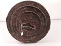 Transportbehälter für "Vorkartusche 2 Bruno N" Eisenbahngeschütz der Wehrmacht. Der Behälter aus Preßpappe im Originallack, Durchmesser 35cm, Höhe 84cm