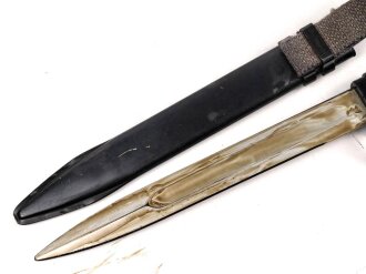 DDR Nationale Volksarmee,  Seitengewehr AK 47, die Scheide leicht zerkratzt, sonst sehr guter Zustand