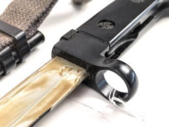DDR Nationale Volksarmee,  Seitengewehr AK 47, die Scheide leicht zerkratzt, sonst sehr guter Zustand