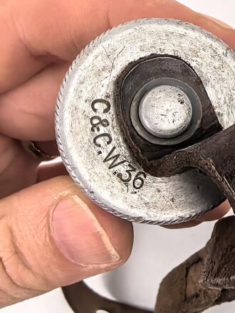Beriemung für eine Feldflasche der Wehrmacht, der Deckel datiert 1936