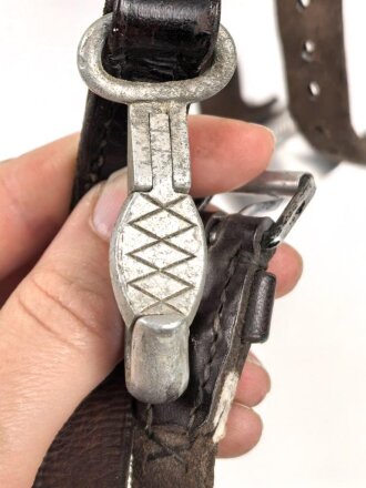 Beriemung für eine Feldflasche der Wehrmacht, der Deckel datiert 1936