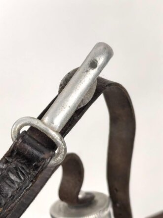 Beriemung für eine Feldflasche der Wehrmacht, der Deckel datiert 1936