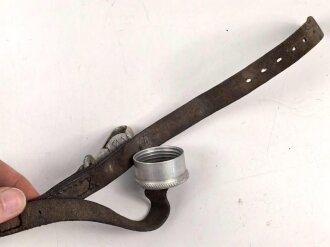 Beriemung für eine Feldflasche der Wehrmacht, der Deckel datiert 1936