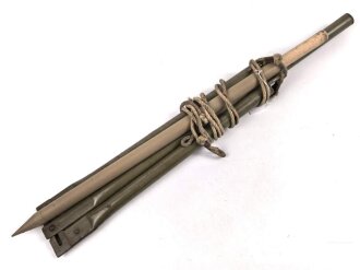 Afrikakorps / Tropen, Gestänge zum Aufstellen des Moskitonetzes im Zelt bzw. über den Liegen für Verwundete, Originallack, das untere Segment ist ein neuzeitlicher Nachbau