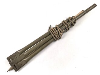 Afrikakorps / Tropen, Gestänge zum Aufstellen des Moskitonetzes im Zelt bzw. über den Liegen für Verwundete, Originallack, das untere Segment ist ein neuzeitlicher Nachbau