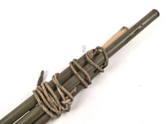 Afrikakorps / Tropen, Gestänge zum Aufstellen des Moskitonetzes im Zelt bzw. über den Liegen für Verwundete, Originallack, das untere Segment ist ein neuzeitlicher Nachbau