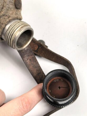 Feldflasche Wehrmacht, Ausführung 1 Liter. Herfsteller WAL42 auf Korpus, Bezug und Halsriemen