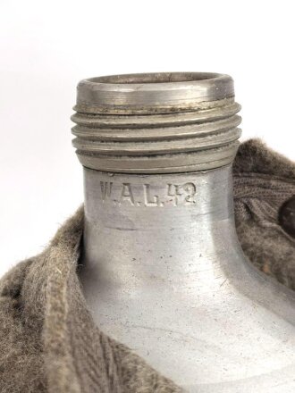 Feldflasche Wehrmacht, Ausführung 1 Liter. Herfsteller WAL42 auf Korpus, Bezug und Halsriemen