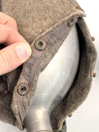 Feldflasche Wehrmacht, Ausführung 1 Liter. Herfsteller WAL42 auf Korpus, Bezug und Halsriemen