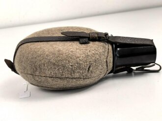 Feldflasche Wehrmacht, Ausführung 1 Liter. Herfsteller WAL42 auf Korpus, Bezug und Halsriemen