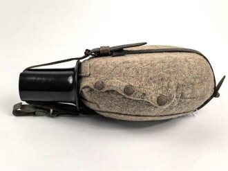 Feldflasche Wehrmacht, Ausführung 1 Liter. Herfsteller WAL42 auf Korpus, Bezug und Halsriemen