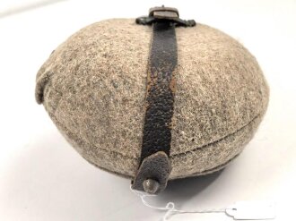 Feldflasche Wehrmacht, Ausführung 1 Liter. Herfsteller WAL42 auf Korpus, Bezug und Halsriemen