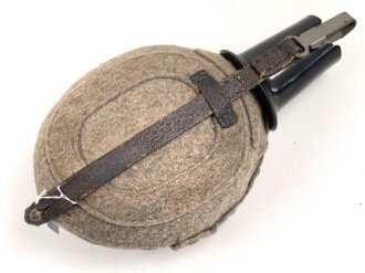 Feldflasche Wehrmacht, Ausführung 1 Liter. Herfsteller WAL42 auf Korpus, Bezug und Halsriemen