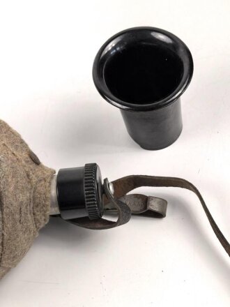 Feldflasche Wehrmacht, Ausführung 1 Liter. Herfsteller WAL42 auf Korpus, Bezug und Halsriemen