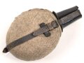 Feldflasche Wehrmacht, Ausführung 1 Liter. Herfsteller WAL42 auf Korpus, Bezug und Halsriemen