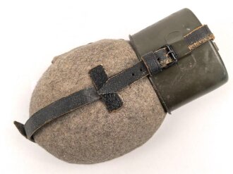 Feldflasche Wehrmacht, der Becher 1944, der Korpus SMM45 gestempelt.