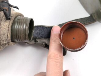 Feldflasche Wehrmacht, der Becher 1944, der Korpus SMM45 gestempelt.