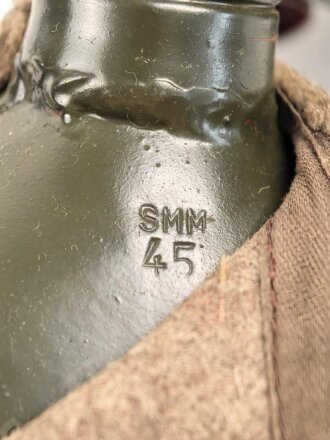 Feldflasche Wehrmacht, der Becher 1944, der Korpus SMM45 gestempelt.