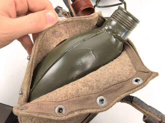 Feldflasche Wehrmacht, der Becher 1944, der Korpus SMM45 gestempelt.