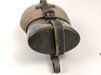 Feldflasche Wehrmacht, der Becher 1944, der Korpus SMM45 gestempelt.