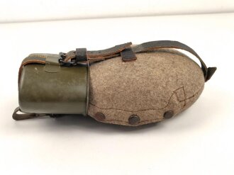 Feldflasche Wehrmacht, der Becher 1944, der Korpus SMM45 gestempelt.