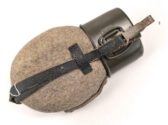 Feldflasche Wehrmacht, der Becher 1944, der Korpus SMM45 gestempelt.