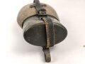 Feldflasche Wehrmacht, der Becher 1944, der Korpus SMM45 gestempelt.