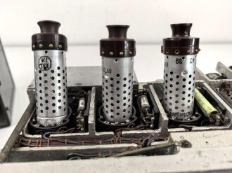 UKW Empfänger b1 ( UKW E.b1 ) datiert 1942.  Frontplatte Originallack, Gehäuse überlackiert, Funktion nicht geprüft