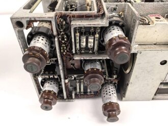 UKW Empfänger b1 ( UKW E.b1 ) datiert 1942.  Frontplatte Originallack, Gehäuse überlackiert, Funktion nicht geprüft