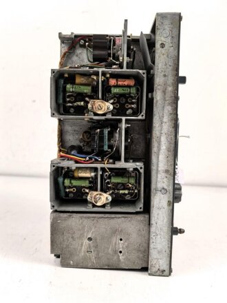 UKW Empfänger Emil " Ukw.E.e" datiert 1945. Gehäuse Originallack, Gehäuseschrauben fehlen. Funktion nicht geprüft