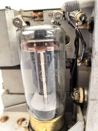 10 Watt Sender Cäsar " 10.W.S. c/24b-132" datiert 1937. Seltenes, frühes Stück . Originallack, Funktion nicht geprüft