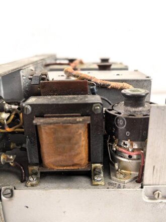 UKW Empfänger Emil " Ukw.E.e" datiert 1944. Gehäuse überlackiert, Frontplatte Originallack. Funktion nicht geprüft